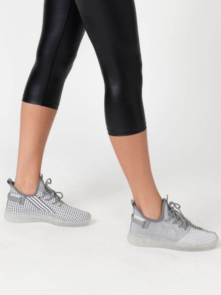 נעלי ספורט בשילוב צבע ניאון