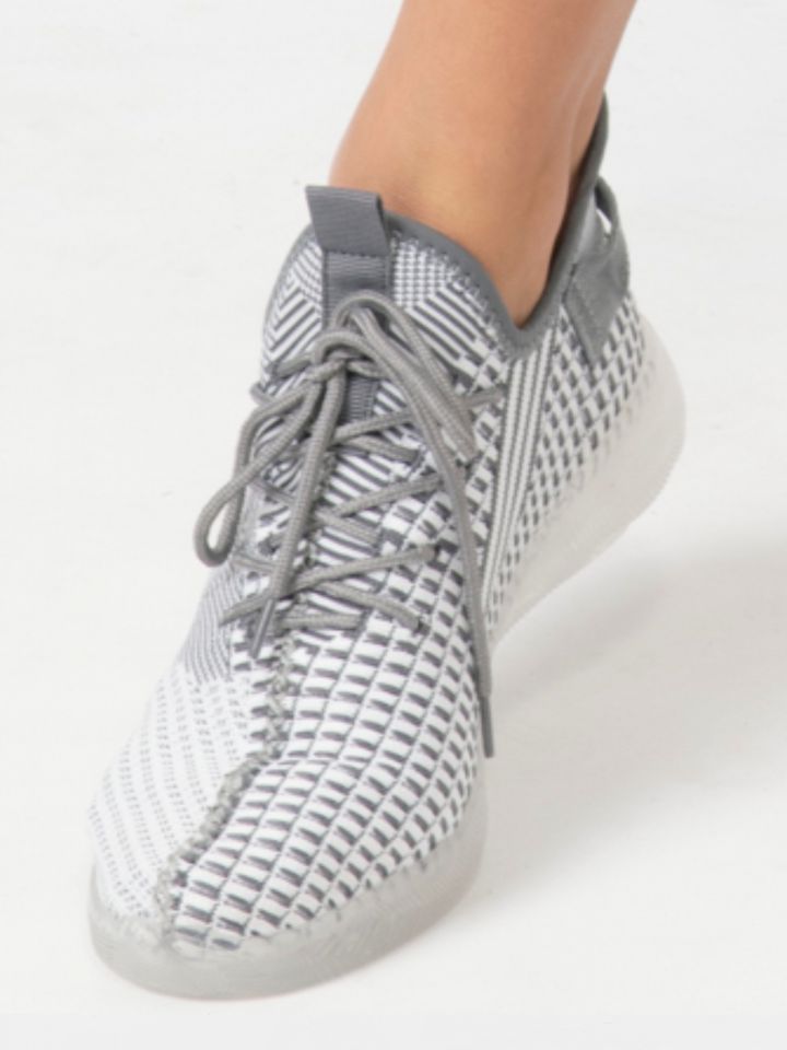 נעלי ספורט בשילוב צבע ניאון