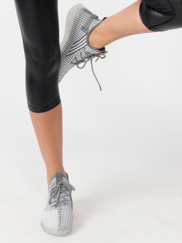 נעלי ספורט בשילוב צבע ניאון