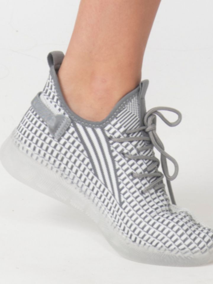 נעלי ספורט בשילוב צבע ניאון