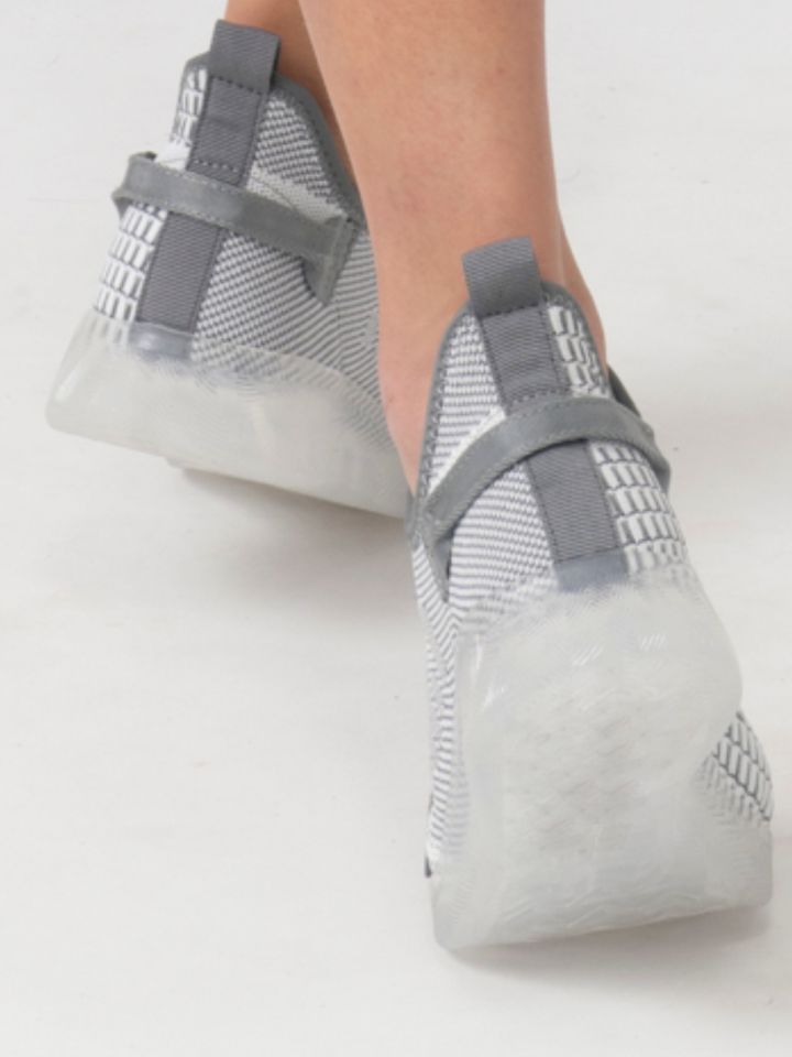 נעלי ספורט בשילוב צבע ניאון