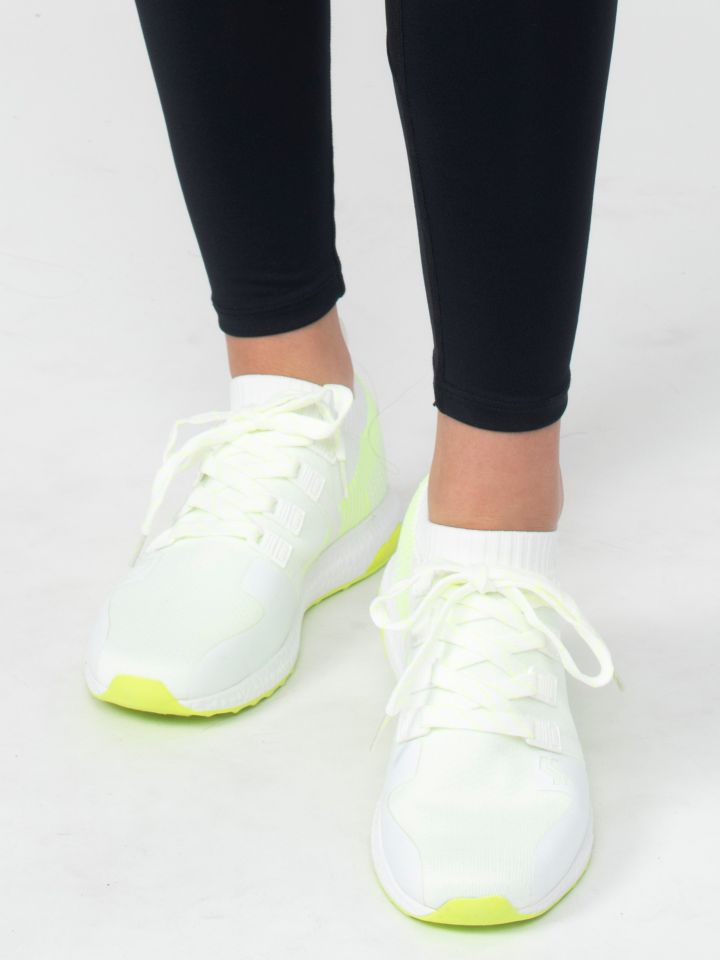 נעלי ספורט במראה גרב