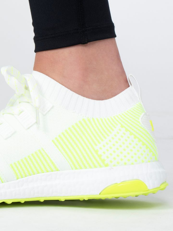 נעלי ספורט במראה גרב