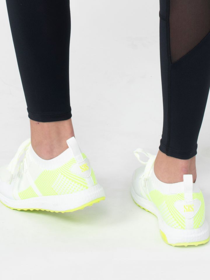 נעלי ספורט במראה גרב