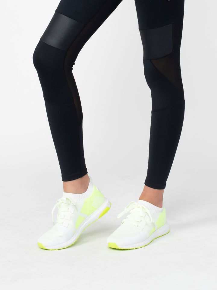 נעלי ספורט במראה גרב