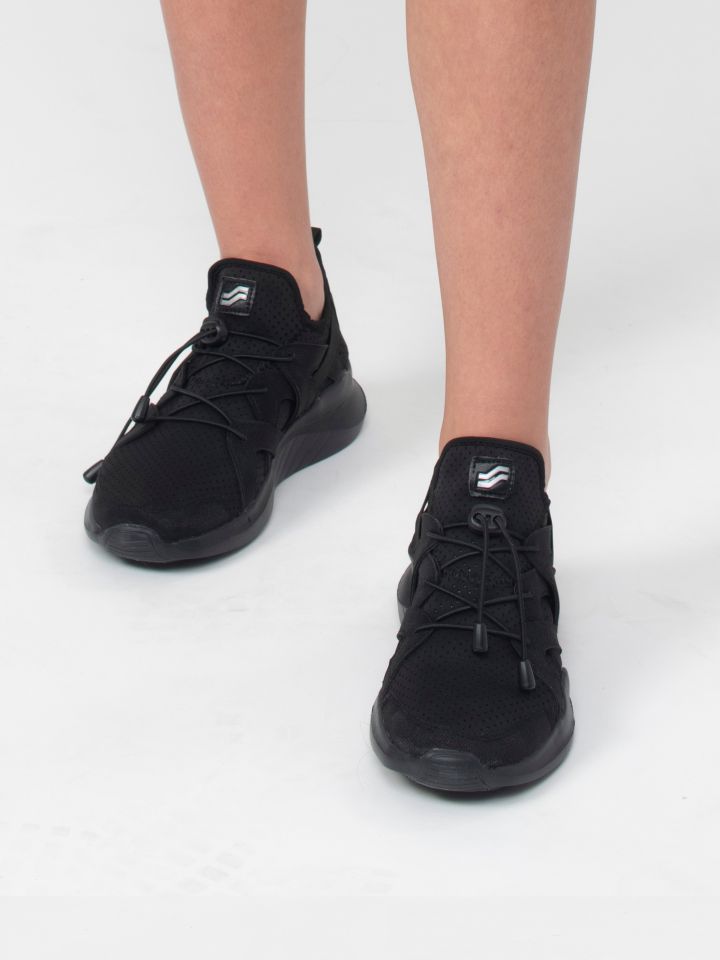 נעלי ספורט מונוכרמטיות