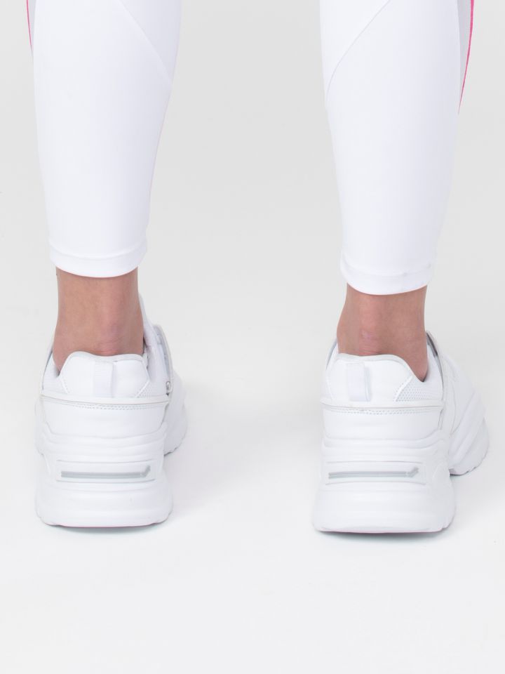 נעלי ספורט עם סוליה עבה