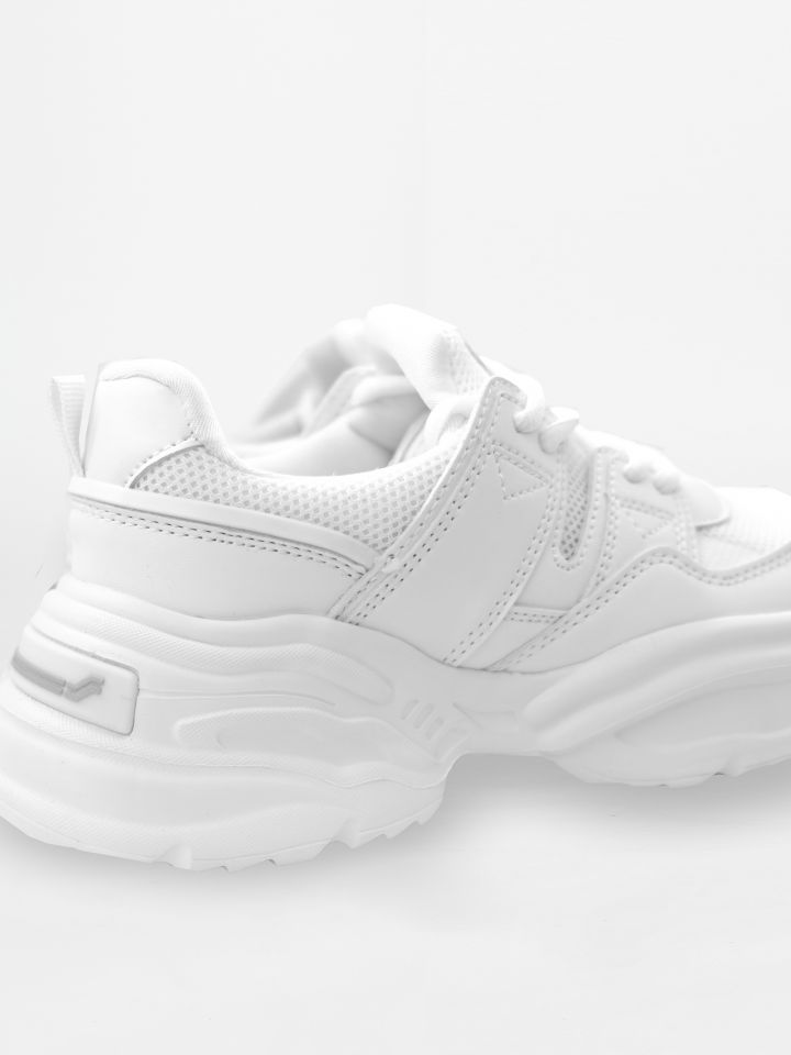 נעלי ספורט עם סוליה עבה