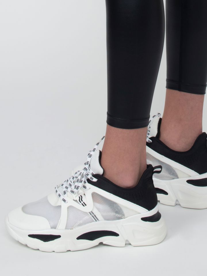 נעלי ספורט עם סוליה עבה א-סימטרית