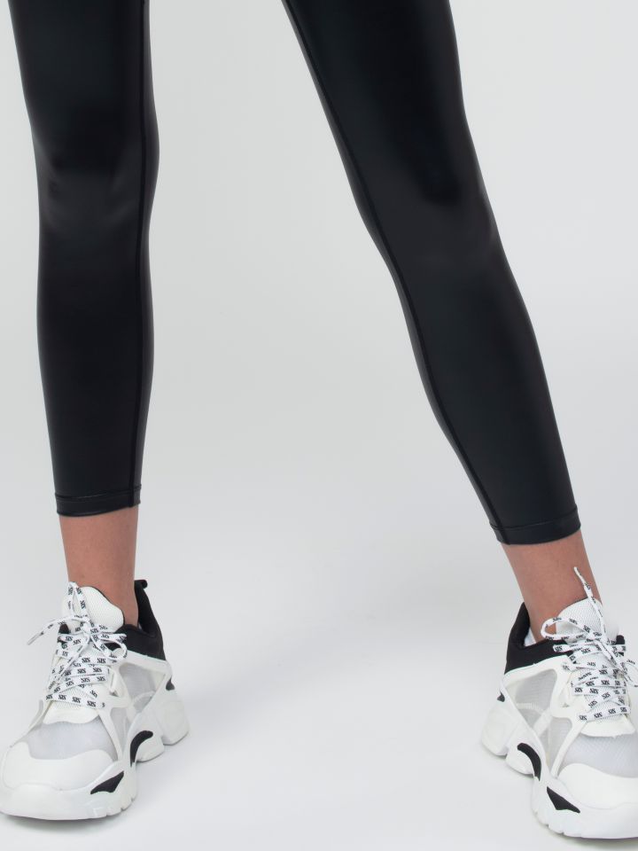 נעלי ספורט עם סוליה עבה א-סימטרית