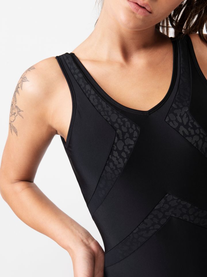 בגד ים שלם בשילוב פסים מעוצבים