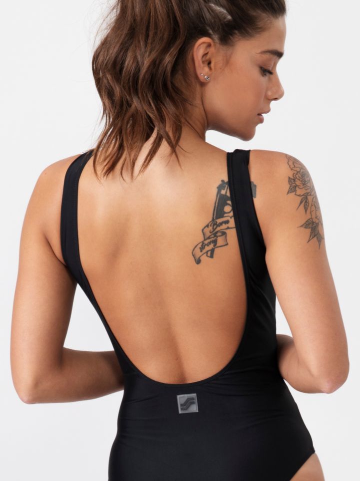 בגד ים שלם בשילוב פסים מעוצבים