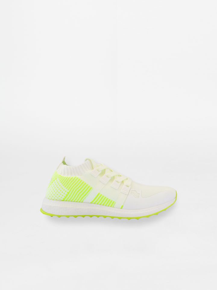 נעלי ספורט במראה גרב