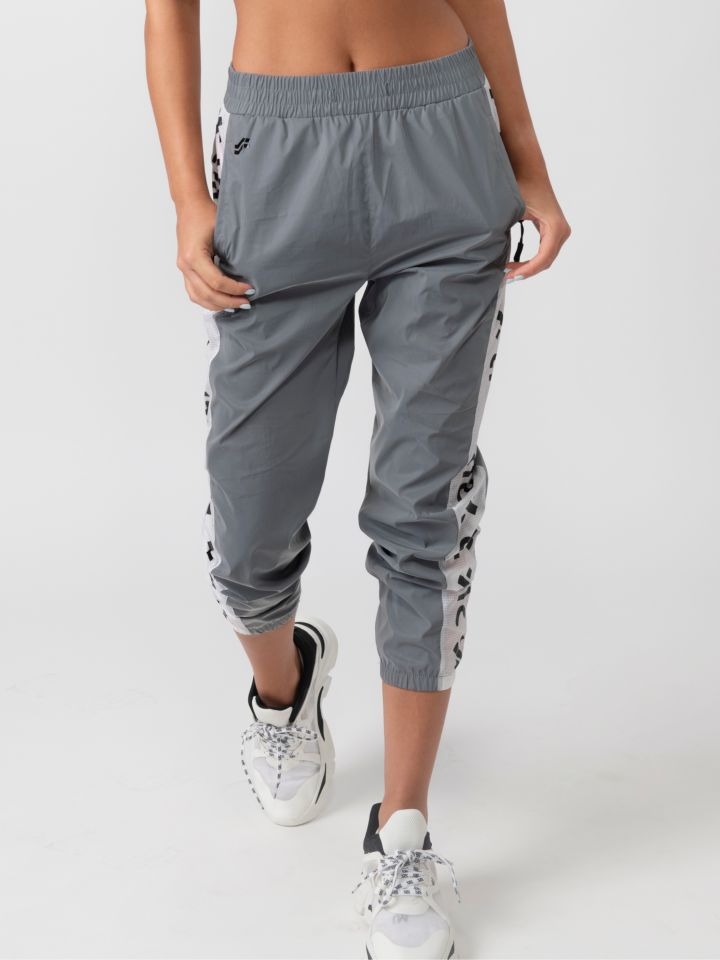 מכנס ניילון בשילוב הדפס כיתוב צידי