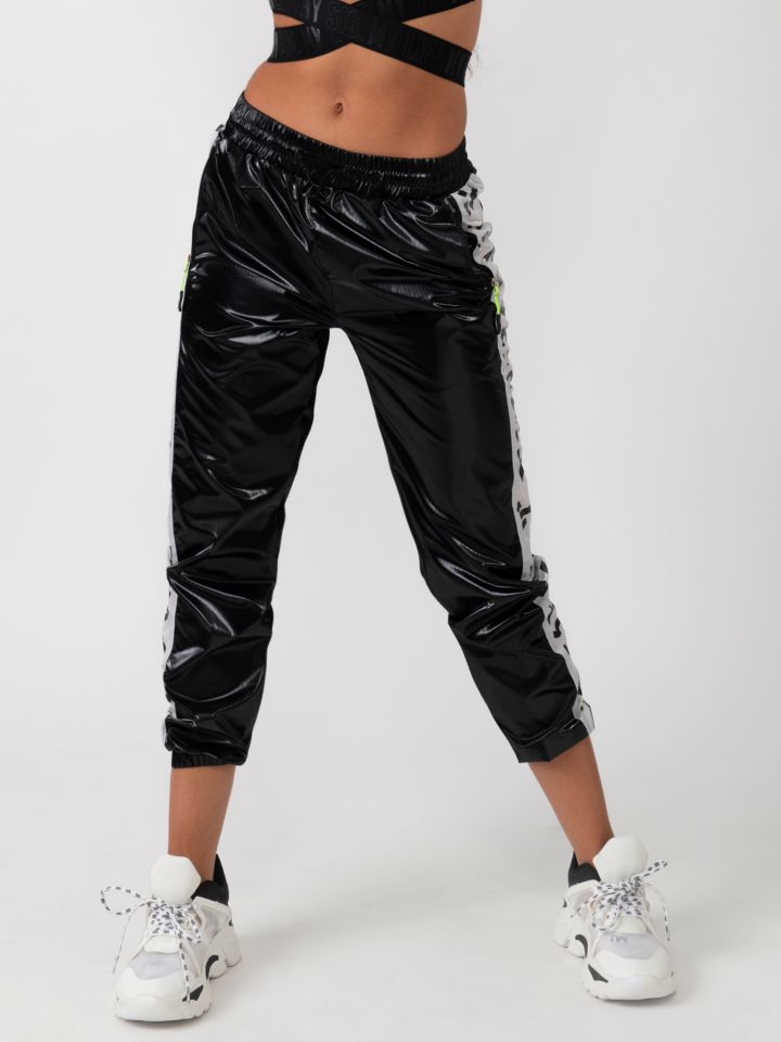 מכנס ניילון בשילוב הדפס כיתוב צידי