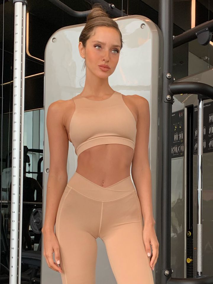 חזיית ספורט עם פתח בגב